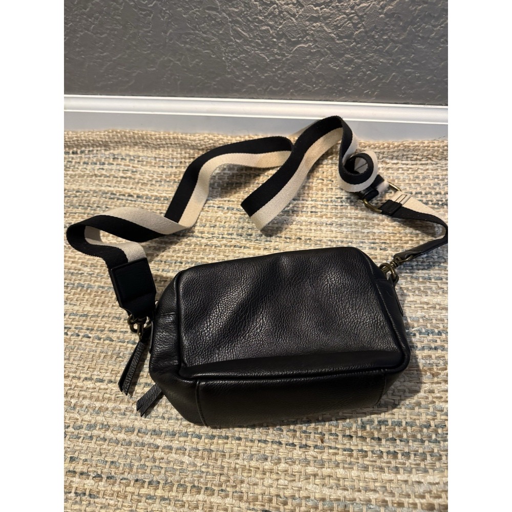 Universal Thread Black Vegan Leather Crossbody Bag